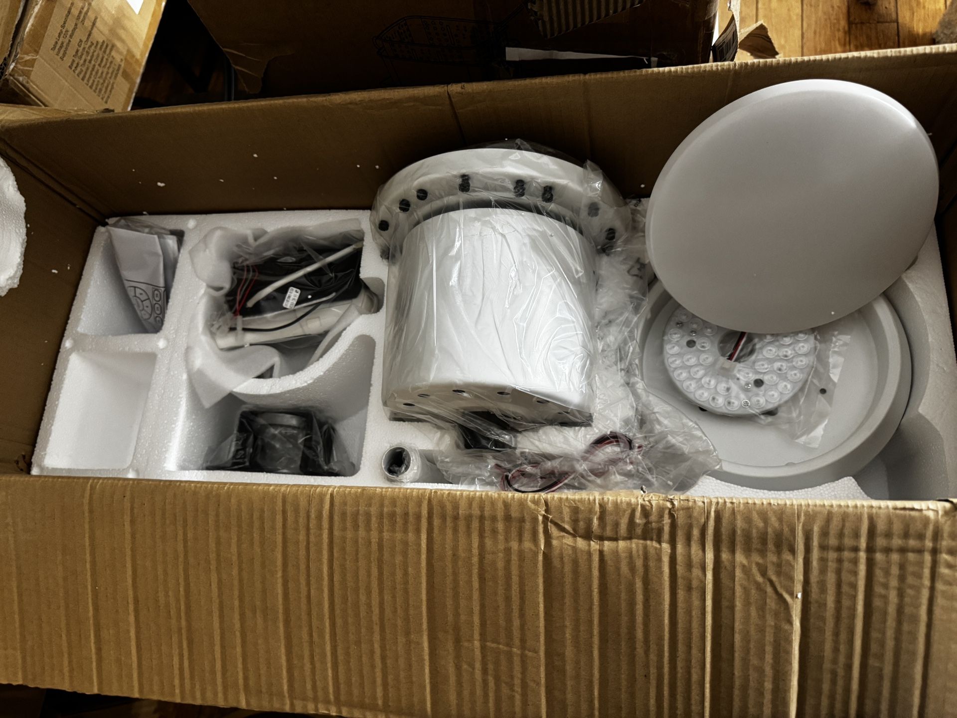 🌀 BRAND NEW 52” Ceiling Fan with LED Light & Remote – Complete Kit!