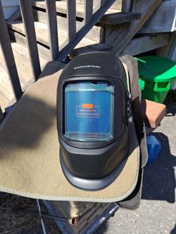 Welding helmet