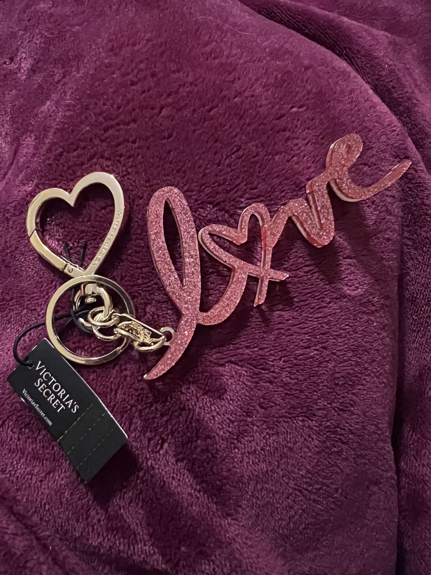 Victoria Secret💥NWT💥STUNNING “LOVE” Sparkling Gold Tone Heart Keychain