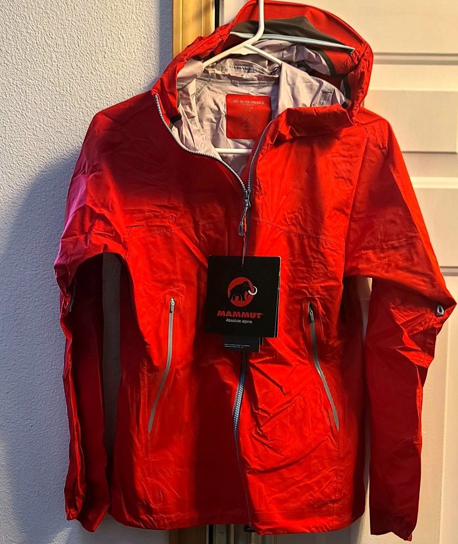 Mammut Masao Light Hard Shell Hooded Jacket - Women's XS. Top rated climbing and hiking raincoat