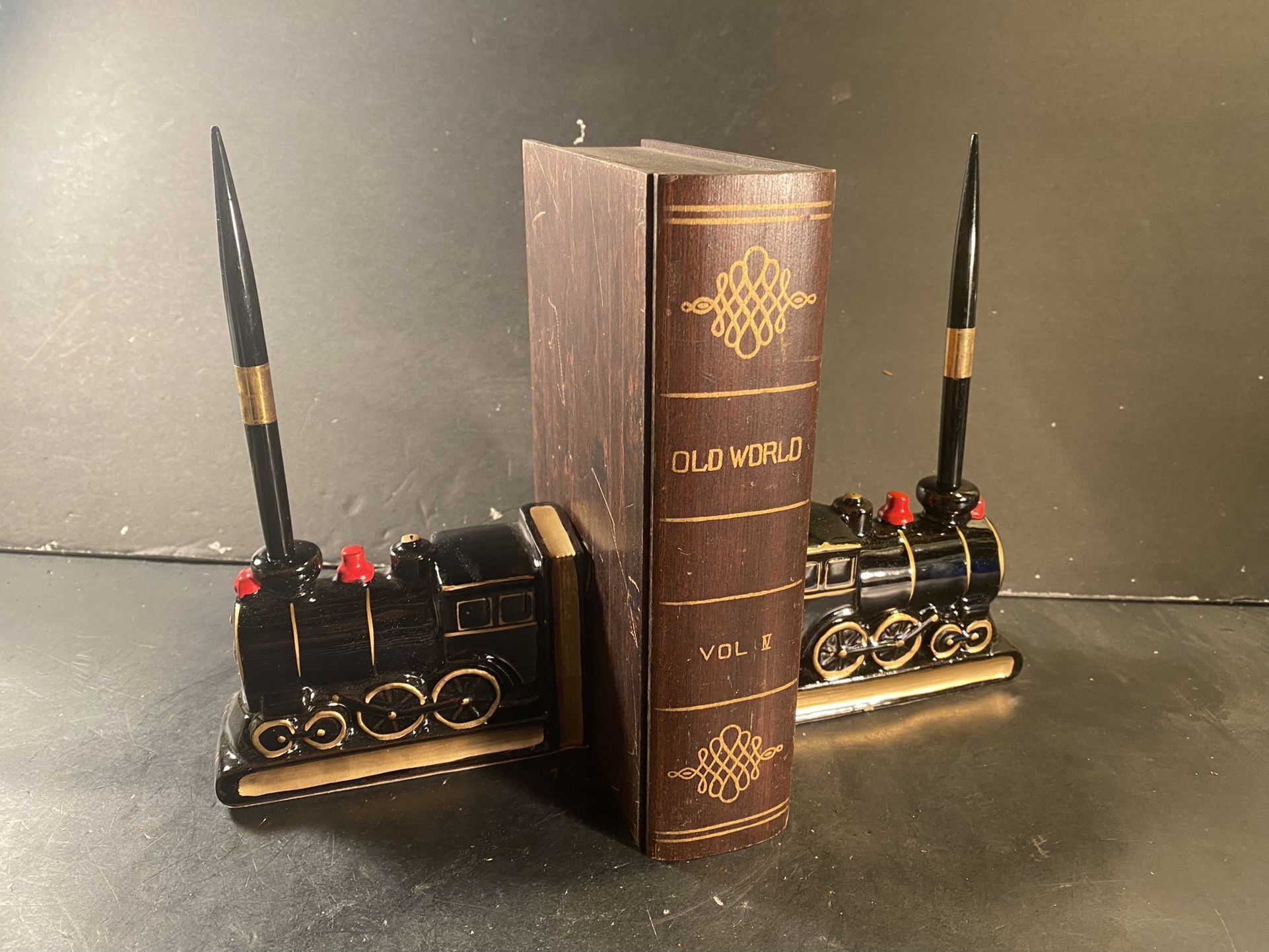 WINDSOR Vintage Ceramic Locomotive Train-Bookends/Pens Desk Set