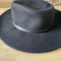 Universal thread %100 wool black fidera