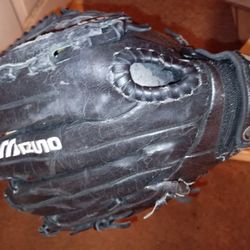 MIZUNO {black leather right handed baseball glove}