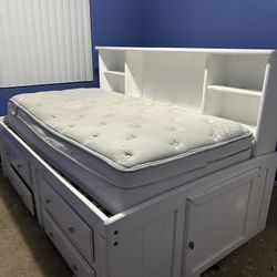 Day bed with hutch and drawers