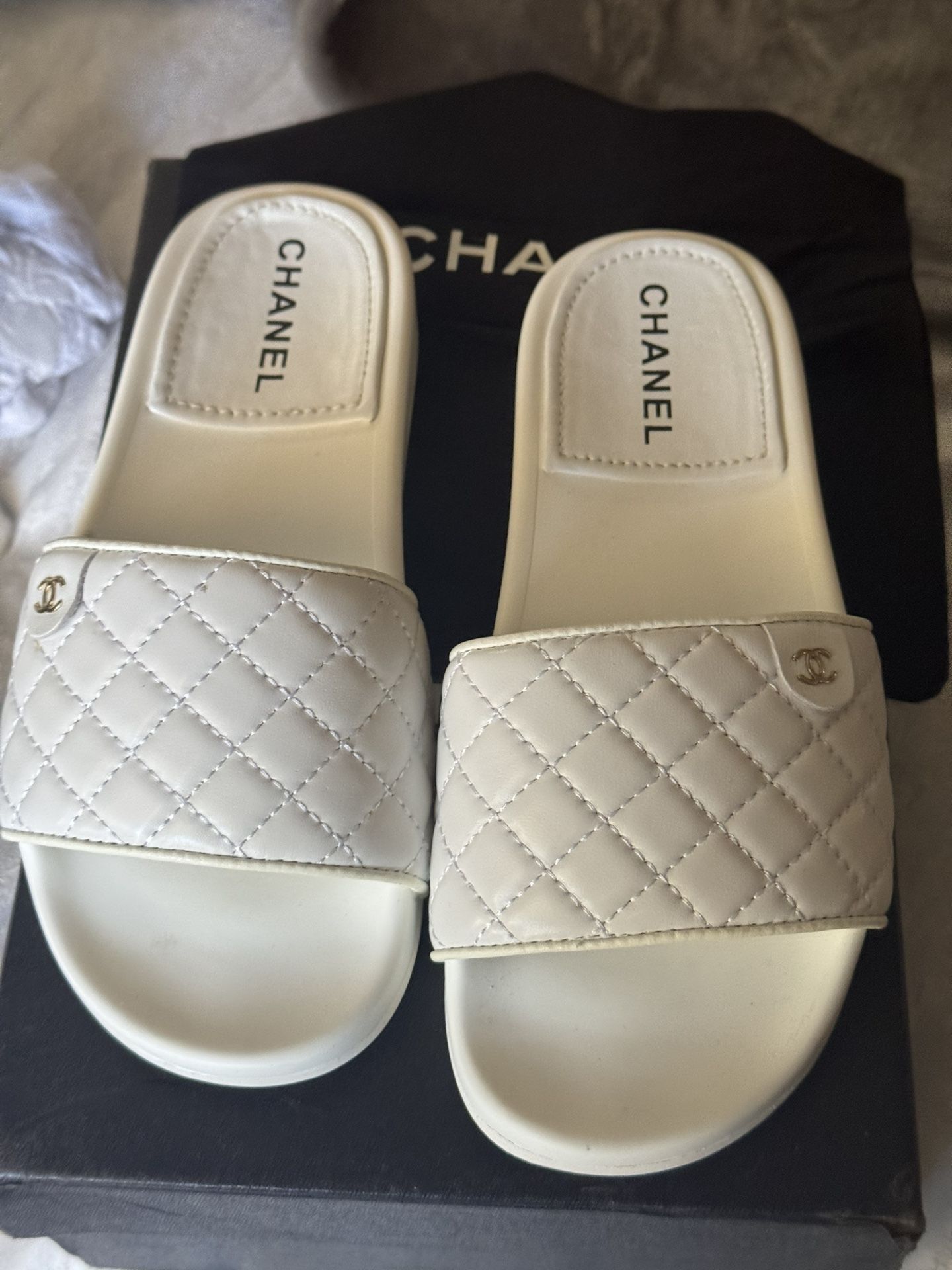 CHANEL WHITE QUILTED LEATHER CC FLAT SLIDES
