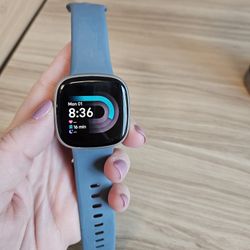 Fitbit Versa 4 Smartwatch 