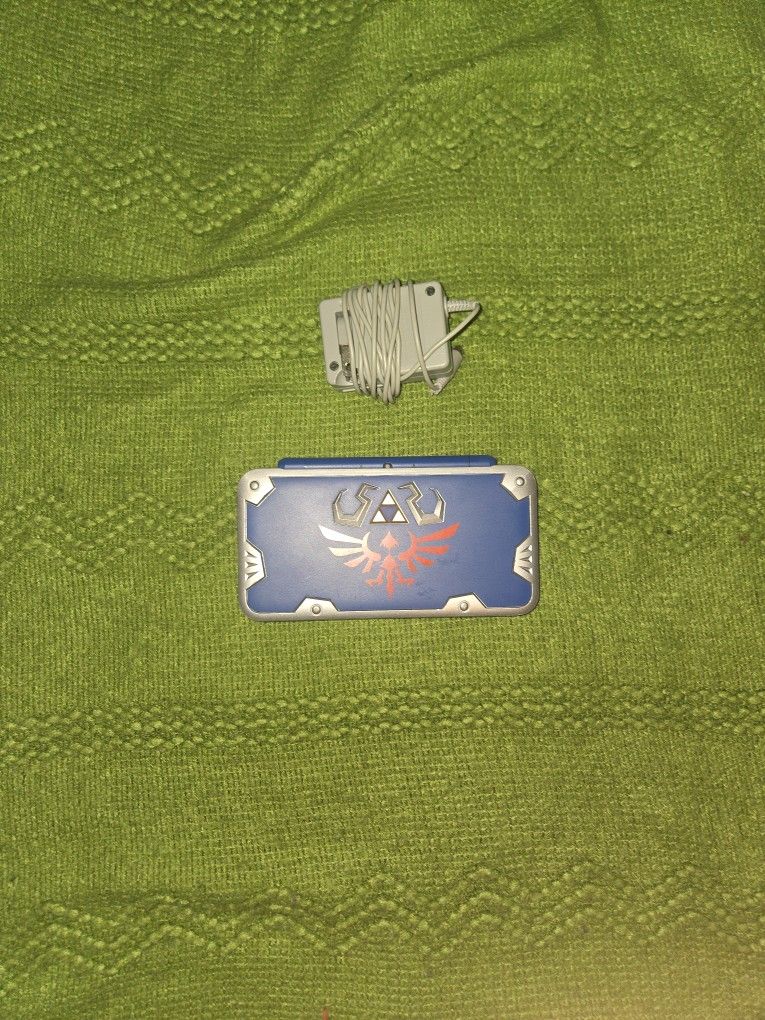 *RARE* New 2ds XL Limited Edition Hylian Shield Edition
