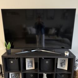 Samsung TV  - IKEA bookshelf/tv Stand