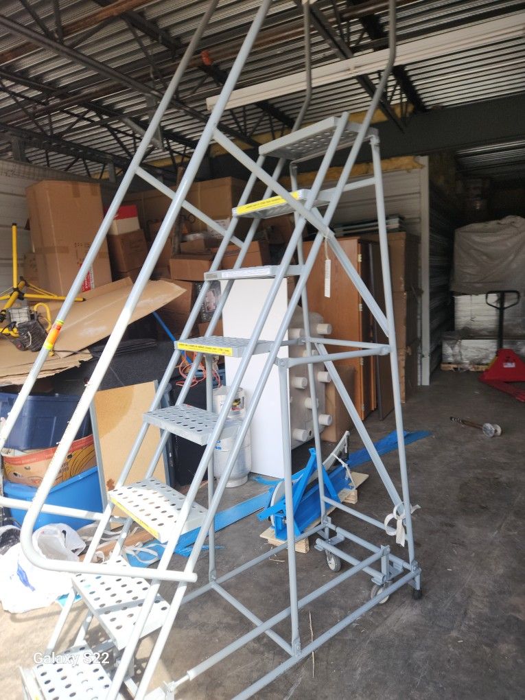 Rolling warehouse ladder