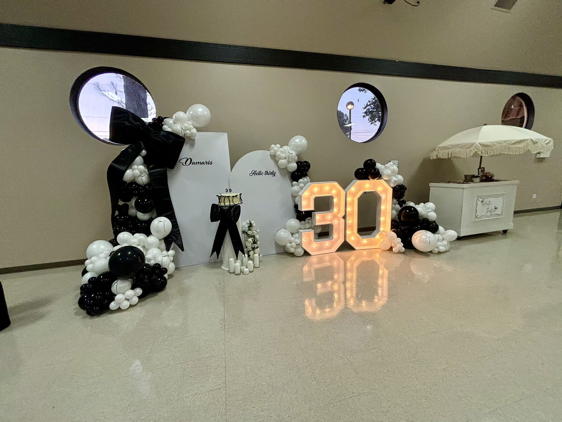 Set Up Back Drop Bow White And Black