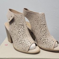 NWT Chic Beige Cutout Peep-Toe Block Heels Women's Size 10W