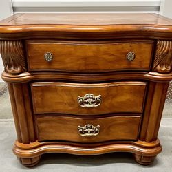 4 Pc Broyhill Bedroom Pieces 