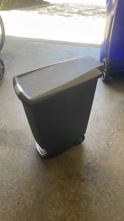 Step-Open Trash Can with Lid