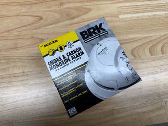 First Alert BRK SCO2B Smoke and Carbon Monoxide (CO) Detector with 9V