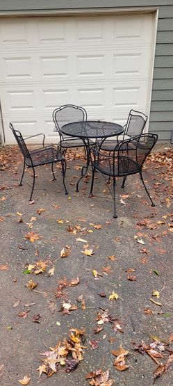 5pc VINTAGE WROUGHT  IRON PATIO SET