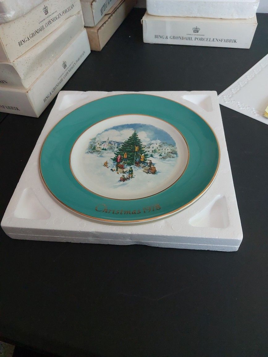 Avon Christmas Plate 1978  Trimming The Tree