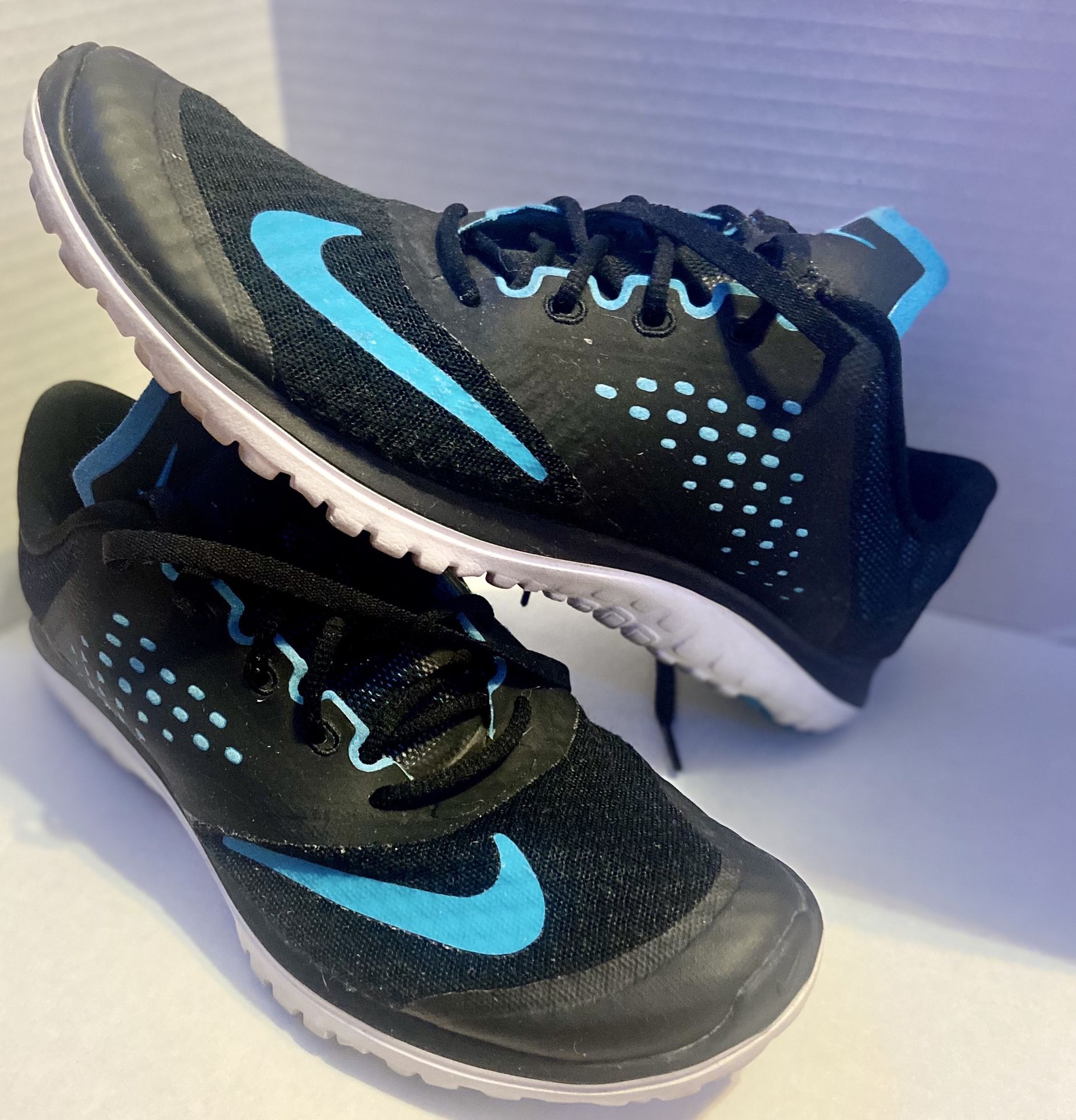 Like New NIKE running Shoe 7.5 Women’s $35 Free Gift Wrap Available Per Request For VDAY