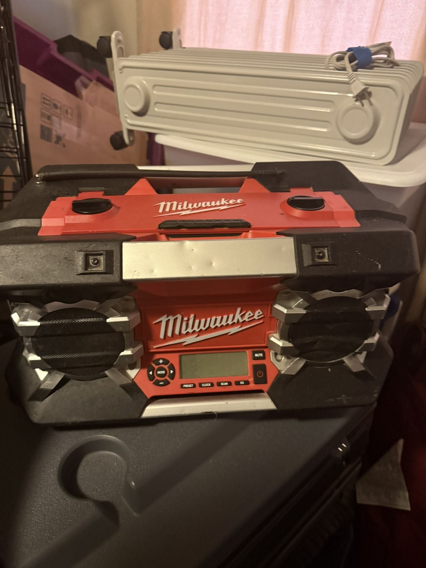 Milwaukee radio, no Bluetooth
