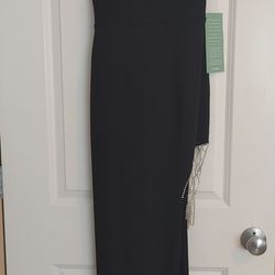 Elegant black full length dress, prom-worthy