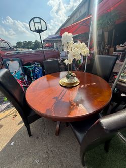 Round table w/4 chairs $50