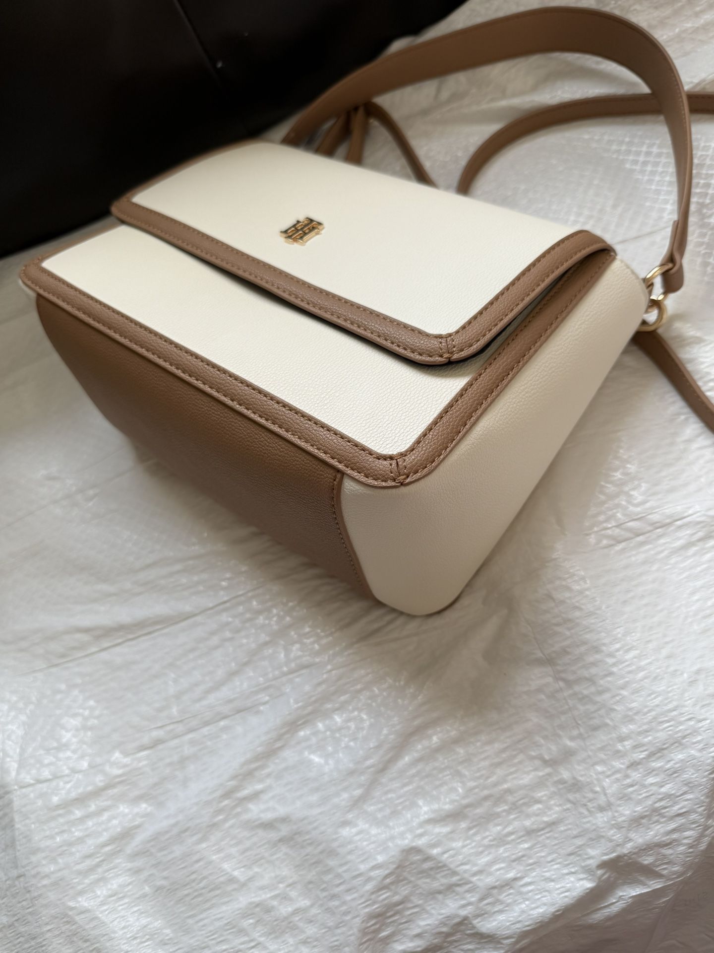 Tommy Hilfiger Women's Flap Crossbody Hand Bag Brand New
