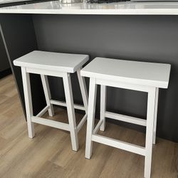 Set of 2 White barstools 24” 