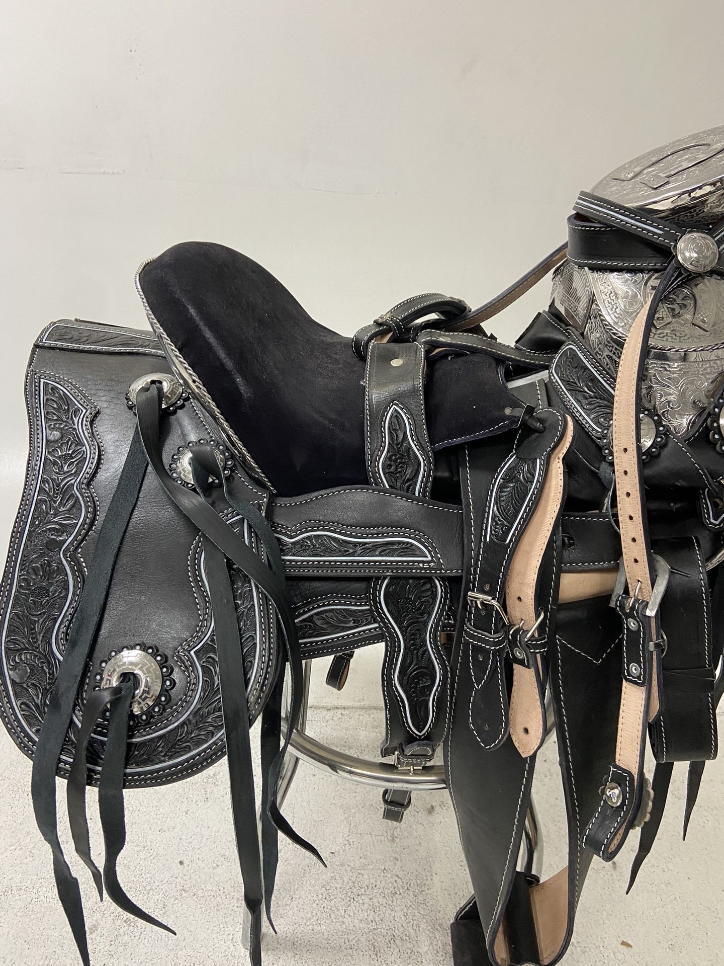 Nueva Montura Charra De Cuero Cincelada A Mano Con Cantinas Desmontables Y Fuste Plateado
