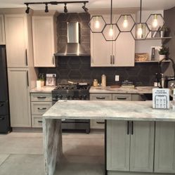 Kitchen Cabinets. Snd Quartz Countertops