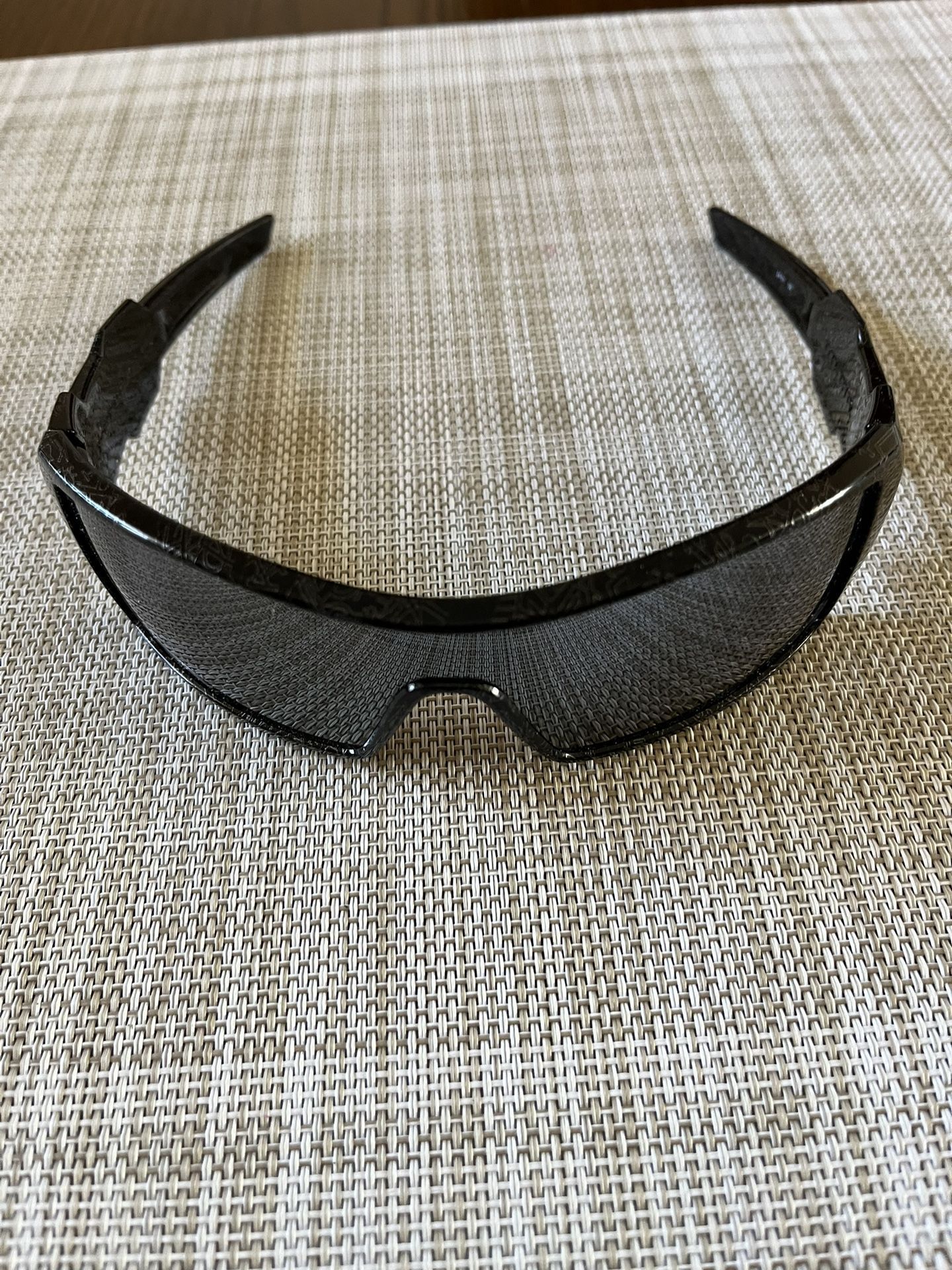 There Very Good Sunglasses Made By Oakley It’s For Man’s The Style Is Oil Rig