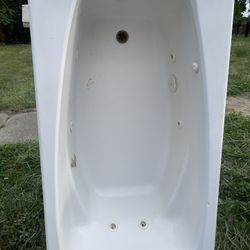 Jacuzzi Tub Standard Size $175