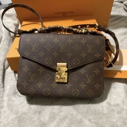 Louis Vuitton Pochette Métis