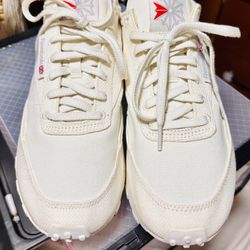Reebok Classic Off White Only Worn Twice Size 10