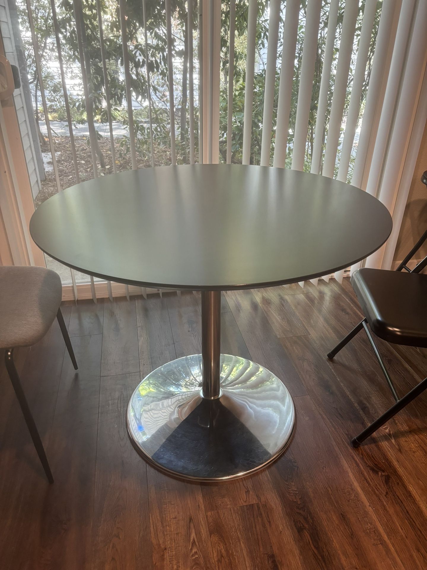 Round Dining Table 