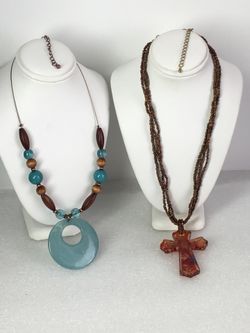 Beautiful ladies necklace lExcellent condition BOTH FOR $7