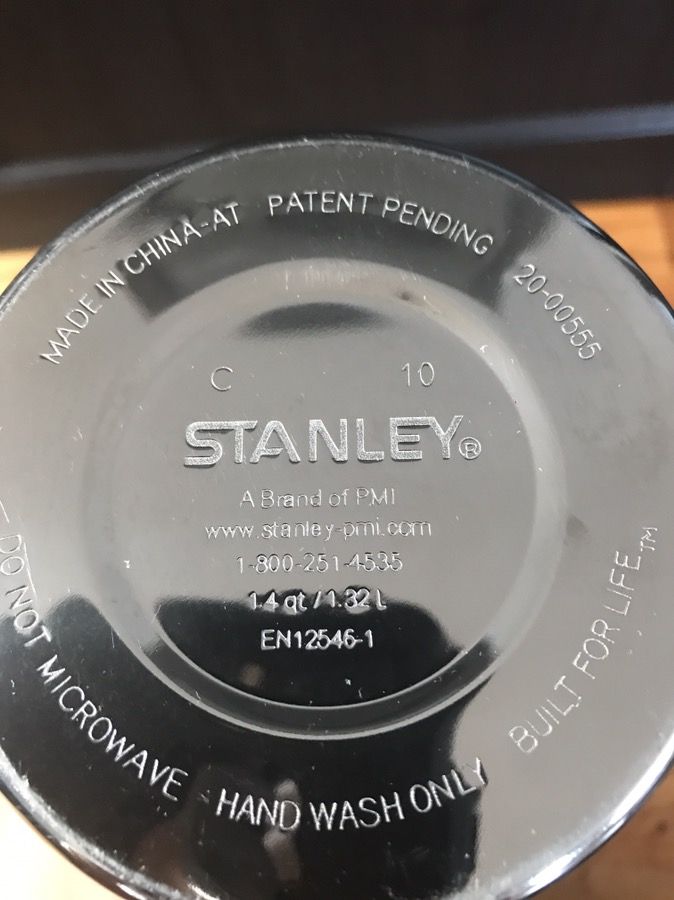 Stanley CLASSIC Legendary Thermos Bottle 1.4 QT 1.32 Lt Folding Handle  20-00395