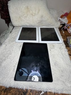Lot of 3 Apple Ipads 2nd generation ( for parts or repairs