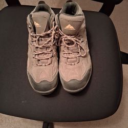 Men's size 8 Waterpoof hiking boots