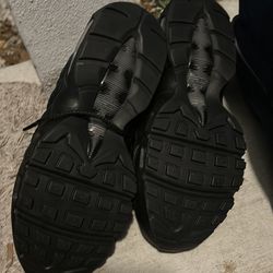 Nike air max  young boys size 6 brand  new in the box