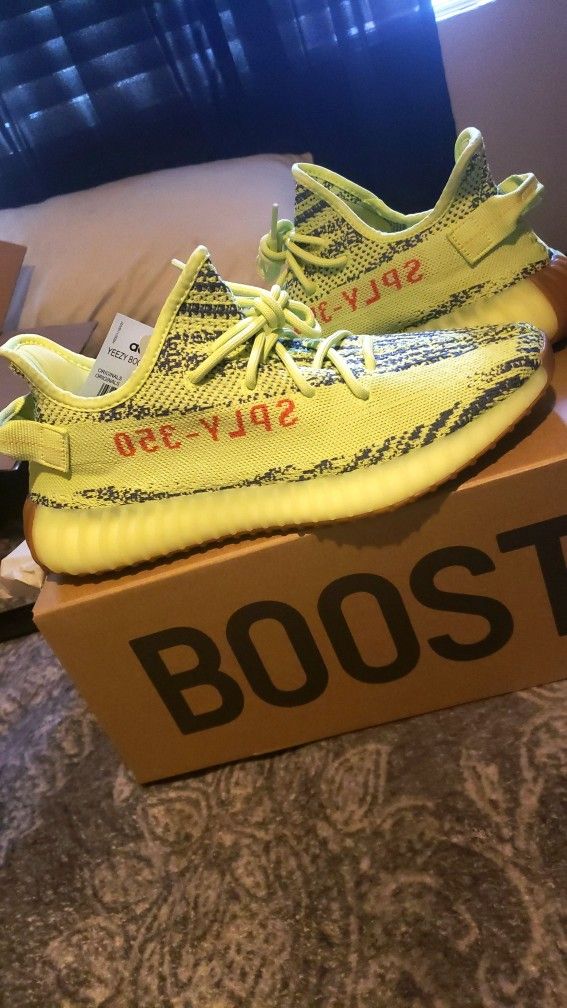Adidas Yeezy Boost 350 V2
Semi Frozen Yellow