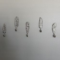 5 Feather Hooks