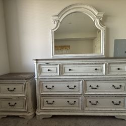 Realyn 3-Piece Bedroom Set – Dresser + Mirror + Nightstand (Functional + USB Ports)