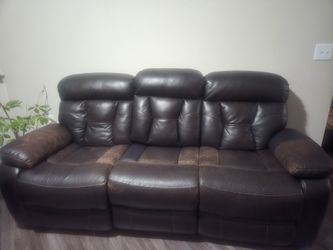 3 Seat Reclining Couch with Center Console & Cup Holders