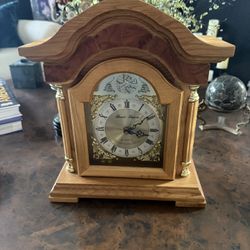 Vintage Daniel Dakota Tempus Fugit Mantle Clock. WORKS