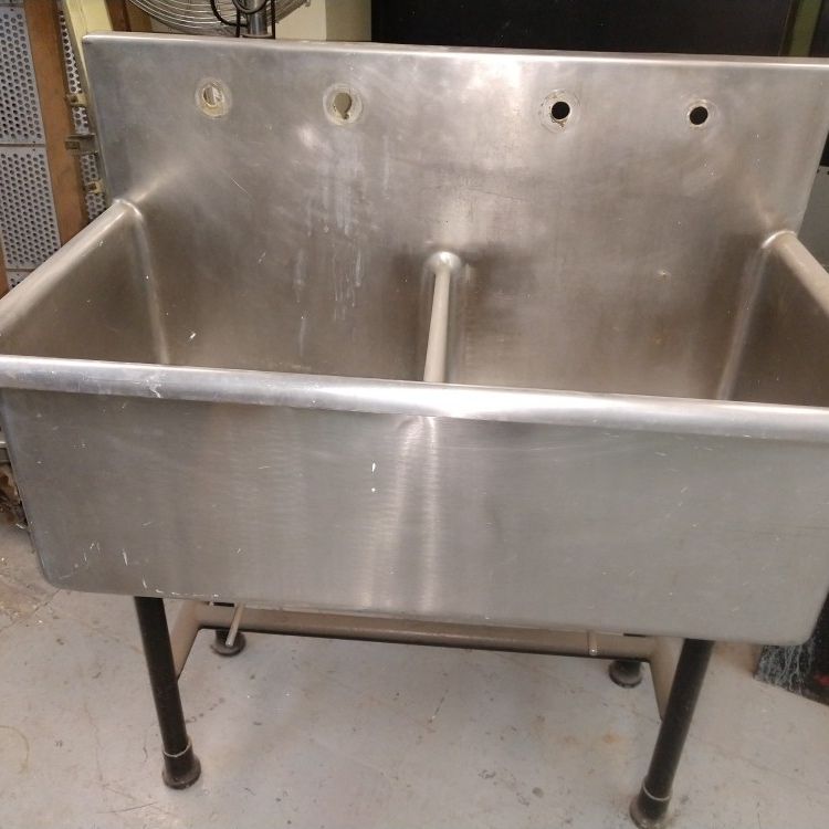 STAINLESS STEEL COMMERCIAL SINK