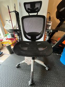 STAPLES Hyken Ergonomic Task Chair, Mesh, Ergonomic, Lumbar Support, Swivel, Black