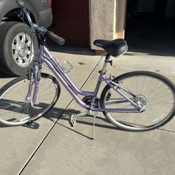 Diamondback Vital 2 woman’s bike Purple Excellent condition $160 obo