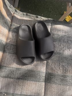 Black yeezy slides