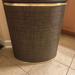 Woven laundry hamper with lid- neutral brown