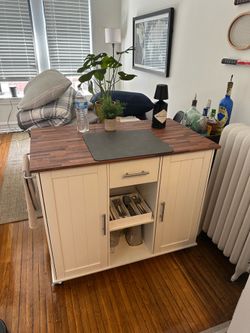 Kitchen Bar/Island