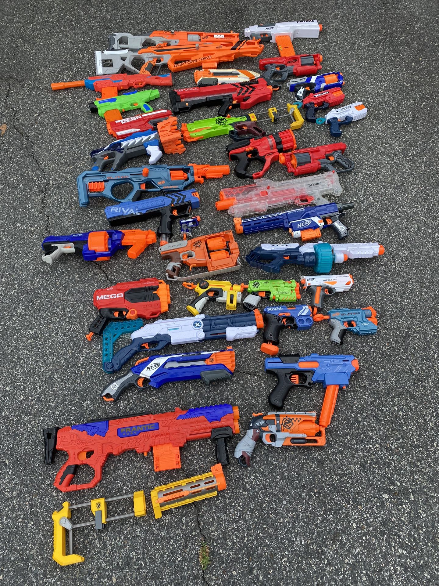HUGE NERF GUN/ X-SHOT GUN LOT AND 2 Accessories
